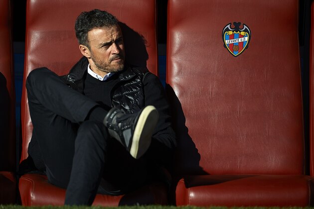 VALENCIA, SPAIN - FEBRUARY 07:  FC Barcelona manager Luis Enrique looks on prior to the La Liga match between Levante UD and FC Barcelona at Ciutat de Valencia on February 07, 2016 in Valencia, Spain.  (Photo by Manuel Queimadelos Alonso/Getty Images)