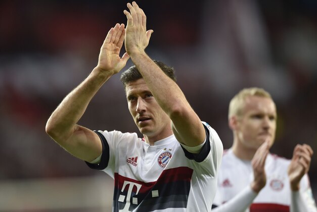 Bayern's Robert Lewandowski applauds the fans after  the German Bundesliga soccer match between Bayer Leverkusen and Bayern Munich in Leverkusen, Germany, Saturday, Feb. 6, 2016. The match ended 0-0. (AP Photo/Martin Meissner)