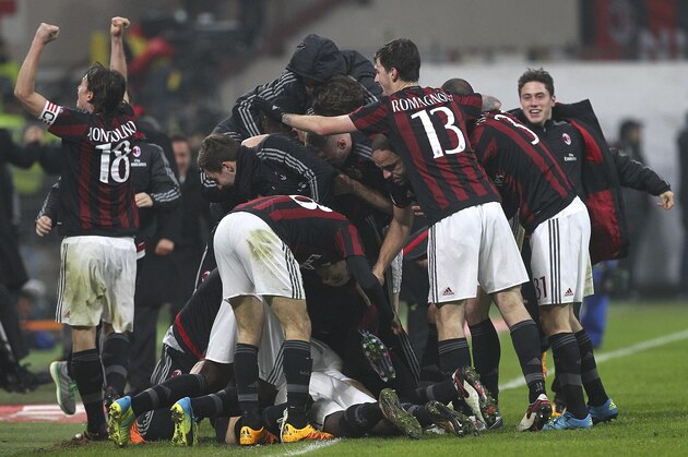 MILAN, ITALY - JANUARY 31:  The AC Milan players celebrate his team-mates goal during the Serie A match between AC Milan and FC Internazionale Milano at Stadio Giuseppe Meazza on January 31, 2016 in Milan, Italy.  (Photo by Marco Luzzani/Getty Images)