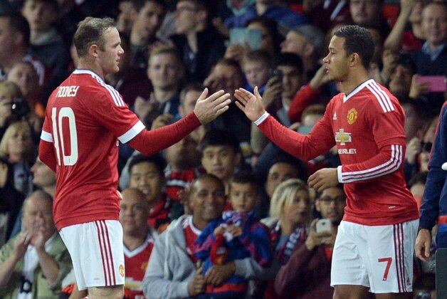 Manchester United's English striker Wayne Rooney (L) is substituted for Manchester United's Dutch striker Memphis Depay during the English League Cup third round football match between Manchester United and Ipswich Town at Old Trafford in Manchester, north west England on September 23, 2015. Manchester United won the game 3-0. AFP PHOTO / OLI SCARFF  RESTRICTED TO EDITORIAL USE. No use with unauthorized audio, video, data, fixture lists, club/league logos or 'live' services. Online in-match use limited to 75 images, no video emulation. No use in betting, games or single club/league/player publications.        (Photo credit should read OLI SCARFF/AFP/Getty Images)