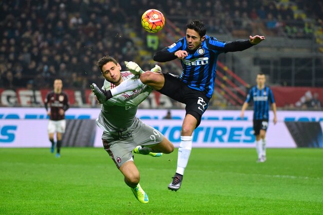 AC Milan's Italian goalkeeper Gianluigi Donnarumma (L) vies with with Inter Milan's Brazilian forward Eder during the Italian Serie A football match between AC Milan and Inter Milan at San Siro Stadium stadium in Milan on January 31, 2016. / AFP / OLIVIER MORIN        (Photo credit should read OLIVIER MORIN/AFP/Getty Images)