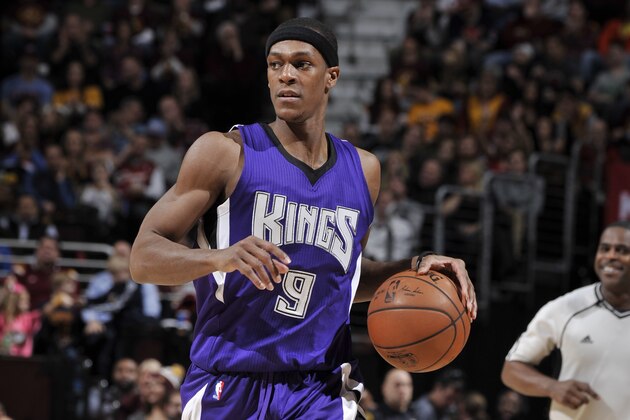 CLEVELAND, OH - FEBRUARY 8:  Rajon Rondo #9 of the Sacramento Kings brings the ball up court against the Cleveland Cavaliers on February 8, 2016 at Quicken Loans Arena in Cleveland, Ohio. NOTE TO USER: User expressly acknowledges and agrees that, by downloading and/or using this Photograph, user is consenting to the terms and conditions of the Getty Images License Agreement. Mandatory Copyright Notice: Copyright 2016 NBAE  (Photo by David Liam Kyle/NBAE via Getty Images)