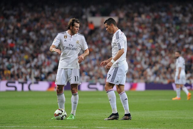 MADRID, SPAIN - MAY 09:  Gareth Bale of Real Madrid lines up a free kick with teammate Cristiano Ronaldo during the La Liga match between Real Madrid CF and Valencia CF at Estadio Santiago Bernabeu on May 9, 2015 in Madrid, Spain.  (Photo by Denis Doyle/Getty Images)
