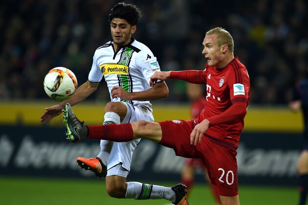 Bayern Munich's midfielder Sebastian Rode (R) and Moenchengladbach's midfielder Mahmoud Dahoud vie for the ball during the German first division Bundesliga football match Moenchengladbach vs Bayern Munich in Moenchengladbach on December 5, 2015.  
AFP PHOTO / PATRIK STOLLARZ
RESTRICTIONS: DURING MATCH TIME: DFL RULES TO LIMIT THE ONLINE USAGE TO 15 PICTURES PER MATCH AND FORBID IMAGE SEQUENCES TO SIMULATE VIDEO. == RESTRICTED TO EDITORIAL USE == FOR FURTHER QUERIES PLEASE CONTACT DFL DIRECTLY AT + 49 69 650050. / AFP / PATRIK STOLLARZ        (Photo credit should read PATRIK STOLLARZ/AFP/Getty Images)