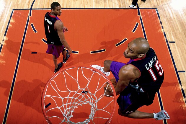 OAKLAND, CA - FEBRUARY 12:  Vince Carter #15 of the Toronto Raptors soars for a dunk during the 2000 NBA Slam Dunk Contest at The Arena in Oakland on February 12, 2000 in Oakland, California.  NOTE TO USER: User expressly acknowledges that, by downloading and or using this photograph, User is consenting to the terms and conditions of the Getty Images License agreement. Mandatory Copyright Notice: Copyright 2000 NBAE (Photo by Andrew D. Bernstein/NBAE via Getty Images)