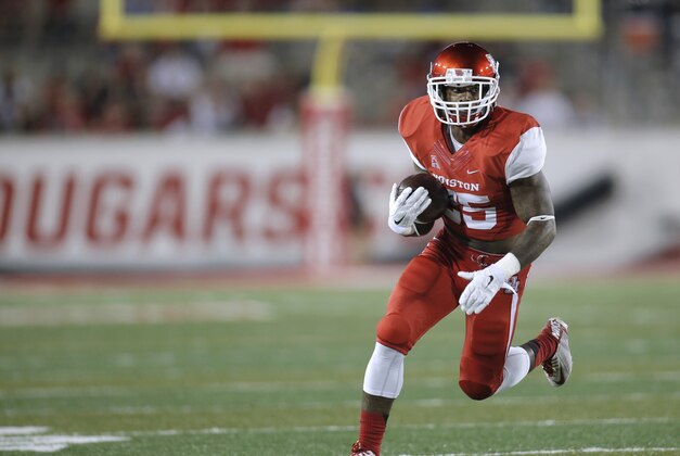 Oct 8, 2015; Houston, TX, USA; University of Houston Cougars running back Javin Webb (25) runs against the Southern Methodist University Mustangs in the second half at TDECU Stadium. Mandatory Credit: Erich Schlegel-USA TODAY Sports