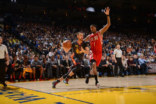 OAKLAND, CA - FEBRUARY 9: Stephen Curry #30 of the Golden State Warriors drives against Trevor Ariza #1 of the Houston Rockets on February 9, 2016 at Oracle Arena in Oakland, California. NOTE TO USER: User expressly acknowledges and agrees that, by downloading and or using this photograph, user is consenting to the terms and conditions of Getty Images License Agreement. Mandatory Copyright Notice: Copyright 2016 NBAE (Photo by Noah Graham/NBAE via Getty Images)
