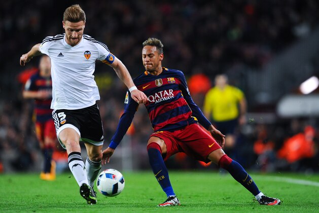 BARCELONA, SPAIN - FEBRUARY 03:  Neymar of FC Barcelona competes for the ball with Shkodran Mustafi of Valencia CF during the Copa del Rey Semi Final first leg match between FC Barcelona and Valencia at Nou Camp on February 3, 2016 in Barcelona, Spain.  (Photo by David Ramos/Getty Images)