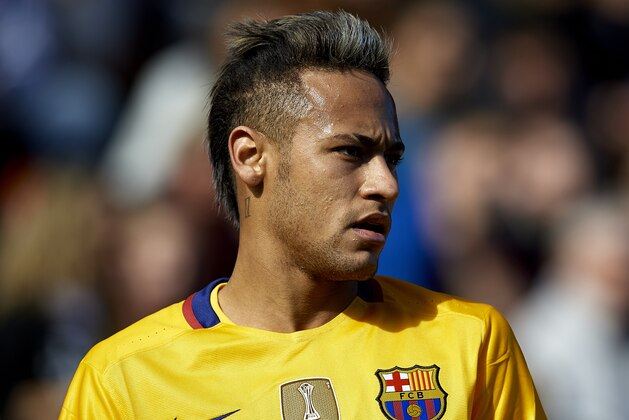 VALENCIA, SPAIN - FEBRUARY 07:  Neymar JR of Barcelona looks on during the La Liga match between Levante UD and FC Barcelona at Ciutat de Valencia on February 07, 2016 in Valencia, Spain.  (Photo by Manuel Queimadelos Alonso/Getty Images)