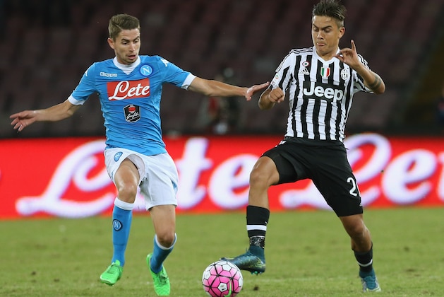 NAPLES, ITALY - SEPTEMBER 26:  Jorginho (L) of Napoli competes for the ball with Paulo Dybala of Juventus during the Serie A match between SSC Napoli and Juventus FC at Stadio San Paolo on September 26, 2015 in Naples, Italy.  (Photo by Maurizio Lagana/Getty Images)