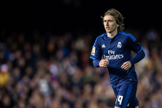VALENCIA, SPAIN - JANUARY 03:  Luka Modric of Real Madrid CF looks on during the Valencia CF vs Real Madrid CF as part of the Liga BBVA 2015-2016  at Estadi de Mestalla on January 3, 2016 in Valencia, Spain.  (Photo by Aitor Colomer/Power Sport Images/Getty Images)