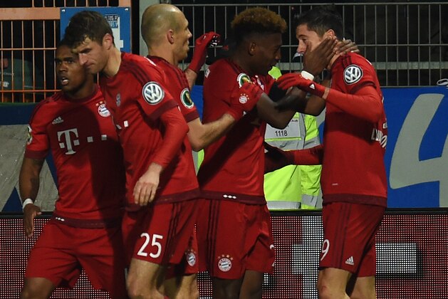Bayern Munich's Polish striker Robert Lewandowski (R) celenrates scoring with his team-mates during the German Cup (DFB Pokal) quarter final football match Vfl Bochum v Bayern Munich on February 10, 2016 in Bochum, western Germany. / AFP / PATRIK STOLLARZ / RESTRICTIONS: ACCORDING TO DFB RULES IMAGE SEQUENCES TO SIMULATE VIDEO IS NOT ALLOWED DURING MATCH TIME. MOBILE (MMS) USE IS NOT ALLOWED DURING AND FOR FURTHER TWO HOURS AFTER THE MATCH.
== RESTRICTED TO EDITORIAL USE == 
FOR MORE INFORMATION CONTACT DFB DIRECTLY AT +49 69 67880
 /         (Photo credit should read PATRIK STOLLARZ/AFP/Getty Images)