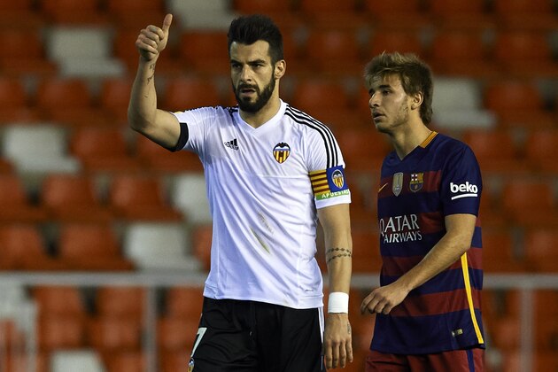 VALENCIA, SPAIN - FEBRUARY 10:  Alvaro Negredo of Valencia celebrates scoring his team's first goal during the Copa del Rey Semi Final, second leg match between Valencia CF and FC Barcelona at Estadio Mestalla on February 10, 2016 in Valencia, Spain.  (Photo by Manuel Queimadelos Alonso/Getty Images)