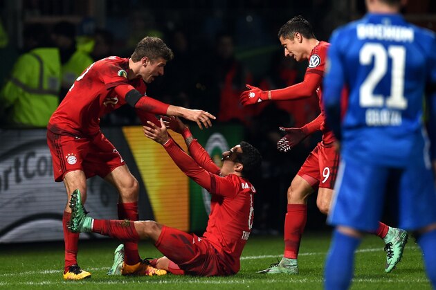 Bayern Munich's Spanish midfielder Thiago Alcantara (C) celebrates scoring with Bayern Munich's midfielder Thomas Mueller (L) during the German Cup (DFB Pokal) quarter final football match Vfl Bochum v Bayern Munich on February 10, 2016 in Bochum, western Germany. / AFP / PATRIK STOLLARZ / RESTRICTIONS: ACCORDING TO DFB RULES IMAGE SEQUENCES TO SIMULATE VIDEO IS NOT ALLOWED DURING MATCH TIME. MOBILE (MMS) USE IS NOT ALLOWED DURING AND FOR FURTHER TWO HOURS AFTER THE MATCH.
== RESTRICTED TO EDITORIAL USE == 
FOR MORE INFORMATION CONTACT DFB DIRECTLY AT +49 69 67880
 /         (Photo credit should read PATRIK STOLLARZ/AFP/Getty Images)