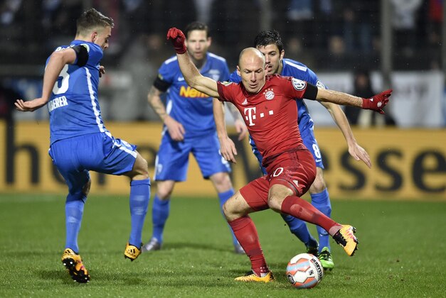 Bochum's Janik Haberer, left, and Bayern's Arjen Robben challenge for the ball during the German Soccer Cup quarterfinal match between VfL Bochum and Bayern Munich in Bochum, Germany, Wednesday, Feb. 10, 2016. (AP Photo/Martin Meissner)