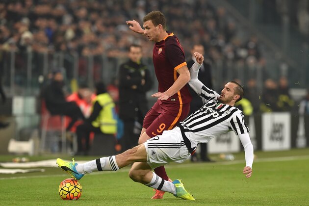 TURIN, ITALY - JANUARY 24:  Giorgio Chiellini (R) of Juventus FC tackles Edin Dzeko of AS Roma during the Serie A match between Juventus FC and AS Roma at Juventus Arena on January 24, 2016 in Turin, Italy.  (Photo by Valerio Pennicino/Getty Images)