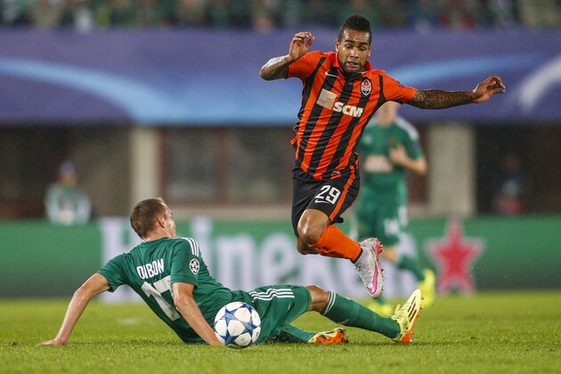 VIENNA, AUSTRIA - AUGUST 19:  Christopher Dibon of Vienna (L) competes for the ball with Alex Teixeira of Donetsk during the UEFA Champions League: Qualifying Round Play Off First Leg match between SK Rapid Vienna and FC Shakhtar Donetsk on August 19, 2015 in Vienna, Austria.  (Photo by Christian Hofer/Getty Images)