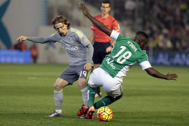 Real Madrid's Luka Modric, left, and Betis' Alfred N'Diaye, right, fight for the ball, during the La Liga soccer match between Real Betis and Real Madrid,  at the Benito Villamarin stadium, in Seville, Spain on Sunday, Jan. 24, 2016. (AP Photo/Angel Fernandez)