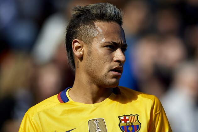 VALENCIA, SPAIN - FEBRUARY 07:  Neymar JR of Barcelona looks on during the La Liga match between Levante UD and FC Barcelona at Ciutat de Valencia on February 07, 2016 in Valencia, Spain.  (Photo by Manuel Queimadelos Alonso/Getty Images)