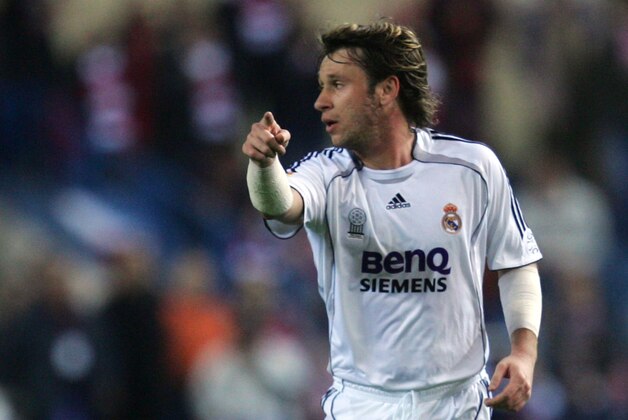MADRID, SPAIN - FEBRUARY 24:  Antonio Cassano of Real Madrid communicates with a teammate during the Primera Liga match between Atletico Madrid and Real Madrid at the Vicente Calderon stadium February 24, 2007 in Madrid, Spain.  (Photo by Denis Doyle/Getty Images)