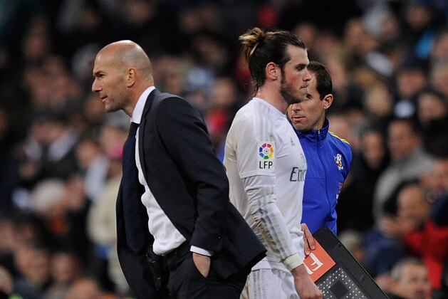 MADRID, SPAIN - JANUARY 09:  Gareth Bale of Real Madrid walks past Real manager Zinedine Zidane after being substituted during the La Liga match between Real Madrid CF and RC Deportivo La Coruna at Estadio Santiago Bernabeu on January 9, 2016 in Madrid, Spain.  (Photo by Denis Doyle/Getty Images)
