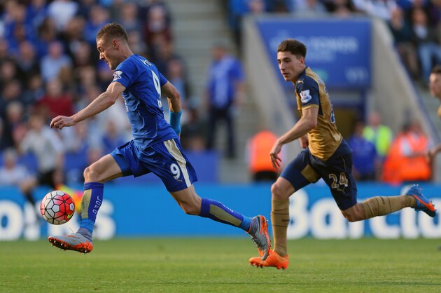 LEICESTER, ENGLAND - SEPTEMBER 26:  Jamie Vardy of Leicester City and Hector Bellerin of Arsenal during the Barclays Premier League match between Leicester City and Arsenal at The King Power Stadium on September 26, 2015 in Leicester, United Kingdom.  (Photo by Catherine Ivill - AMA/Getty Images)