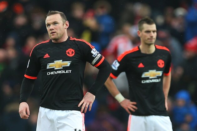 SUNDERLAND, ENGLAND - FEBRUARY 13:  Wayne Rooney of Manchester United walks back to restart the match after his side lose a second goal during the Barclays Premier League match between Sunderland and Manchester United at The Stadium of Light on February 13, 2016 in Sunderland, England. (Photo by Ian MacNicol/Getty images)