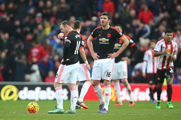 SUNDERLAND, ENGLAND - FEBRUARY 13:  Wayne Rooney of Manchester United walks back to restart the match after his side lose a second goal during the Barclays Premier League match between Sunderland and Manchester United at The Stadium of Light on February 13, 2016 in Sunderland, England. (Photo by Ian MacNicol/Getty images)