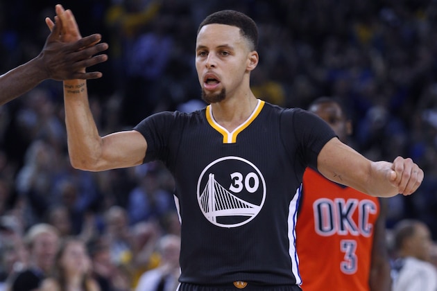 Stephen Curry, de los Warriors de Golden State, festeja durante la segunda mitad del partido llevado a cabo el sábado 6 de febrero de 2016, frente al Thunder de Oklahoma City (AP Foto/George Nikitin)