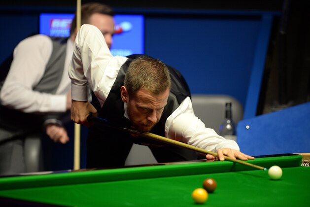 SHEFFIELD, ENGLAND - APRIL 22:  Robin Hull of Finland plays a shot against  Shaun Murphy of England during day five of the 2015 Betfred World Snooker Championship at Crucible Theatre on April 22, 2015 in Sheffield, England.  (Photo by Nigel Roddis/Getty Images)