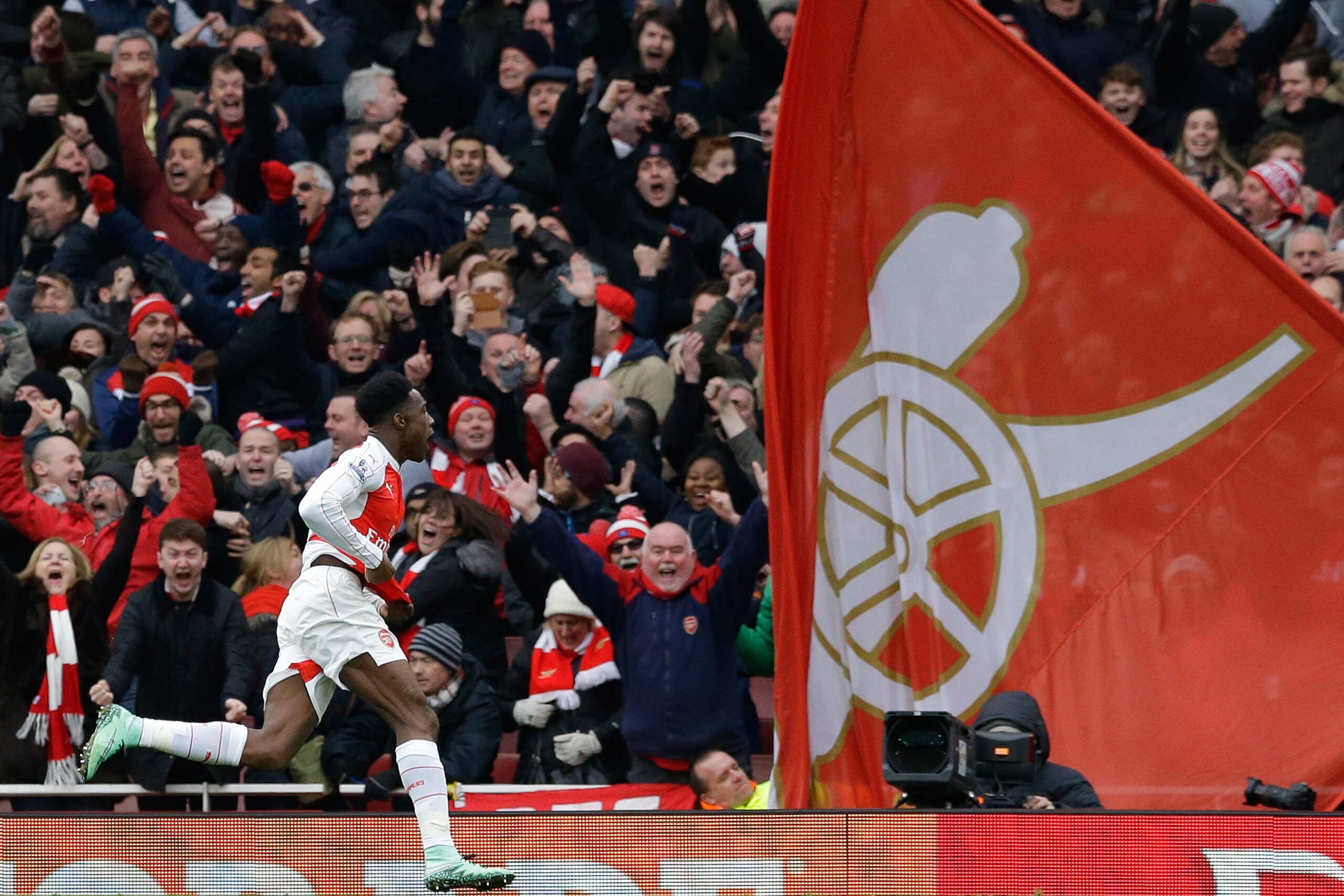 Arsenal's  Danny Welbeck celebrates after scoring his side’s second goal during the English Premier League soccer match between Arsenal and Leicester City at the Emirates Stadium in London, Sunday, Feb. 14, 2016.  (AP Photo/Matt Dunham)
