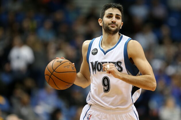 MINNEAPOLIS, MN - FEBRUARY 10:  Ricky Rubio #9 of the Minnesota Timberwolves brings the ball up court against the Toronto Raptors on February 10, 2016 at Target Center in Minneapolis, Minnesota. NOTE TO USER: User expressly acknowledges and agrees that, by downloading and or using this Photograph, user is consenting to the terms and conditions of the Getty Images License Agreement. Mandatory Copyright Notice: Copyright 2016 NBAE (Photo by Jordan Johnson/NBAE via Getty Images)