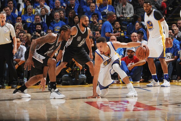 OAKLAND, CA - JANUARY 25: Stephen Curry #30 of the Golden State Warriors dribbles against Kawhi Leonard #2 of the San Antonio Spurs on January 25, 2016 at Oracle Arena in Oakland, California. NOTE TO USER: User expressly acknowledges and agrees that, by downloading and or using this photograph, user is consenting to the terms and conditions of Getty Images License Agreement. Mandatory Copyright Notice: Copyright 2016 NBAE (Photo by Noah Graham/NBAE via Getty Images)
