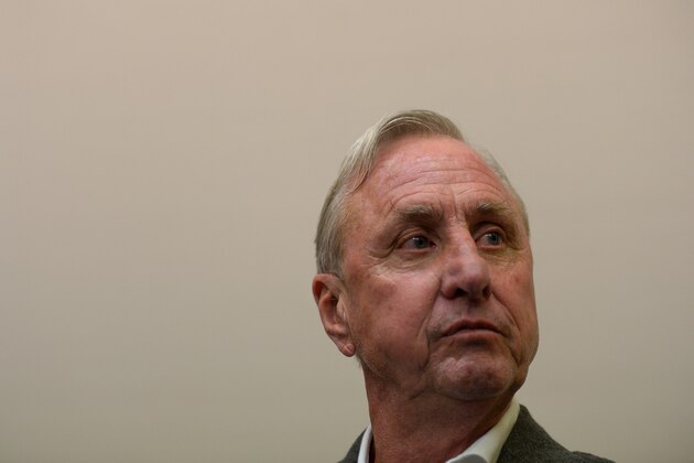 Dutch football legend Johan Cruyff looks on during a press conference to announce the collaboration between Johan Cruyff Institute and Autonomous University of Barcelona ( UAB ) to jointly develop activities of teaching, research and social solidarity, in Barcelona on November 19, 2015.  / AFP / JOSEP LAGO        (Photo credit should read JOSEP LAGO/AFP/Getty Images)