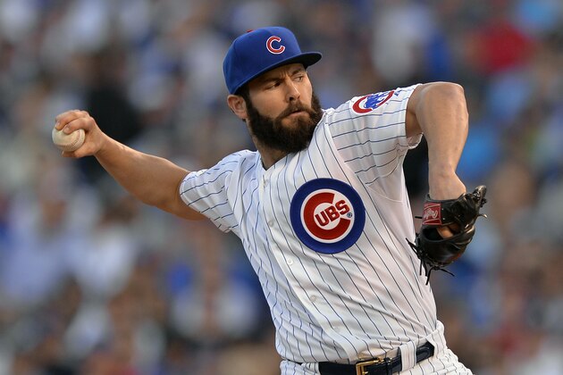 ARCHIVO - En esta foto de archivo del 12 de octubre de 2015, Jake Arrieta lanza con los Cachorros de Chicago durante el tercer juego de la serie divisional de la Liga Nacional contra los Cardenales de San Luis (AP Foto/Paul Beaty, archivo)