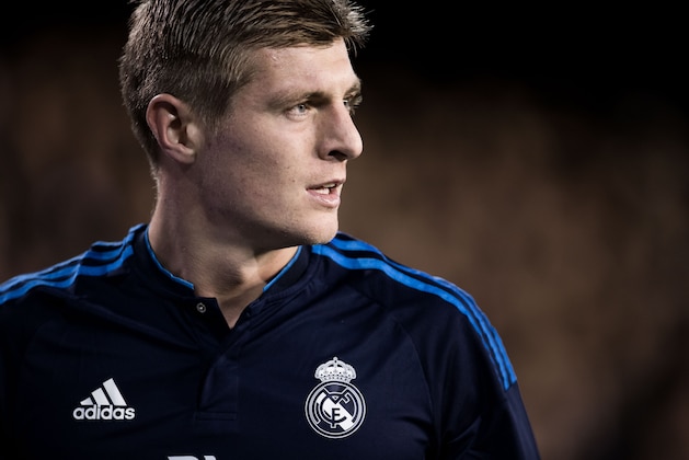 VALENCIA, SPAIN - JANUARY 03:  Toni Kroos of Real Madrid CF looks on during the Valencia CF vs Real Madrid CF as part of the Liga BBVA 2015-2016  at Estadi de Mestalla on January 3, 2016 in Valencia, Spain.  (Photo by Aitor Colomer/Power Sport Images/Getty Images)