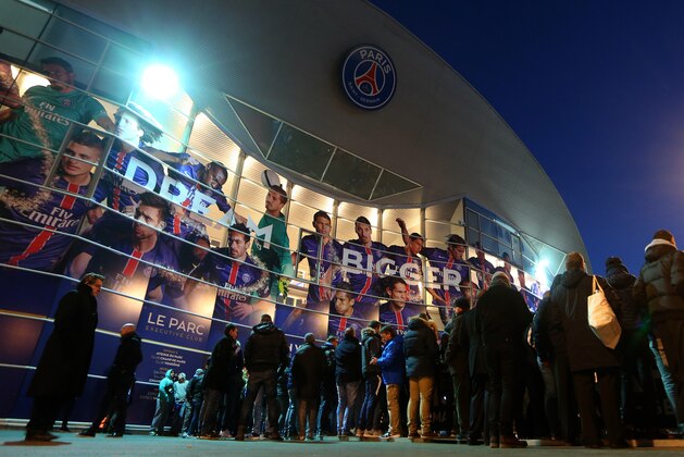 PARIS, FRANCE - FEBRUARY 16 : General view as fans queue outside the stadium before the UEFA Champions League match between Paris Saint-Germain and Chelsea at Parc des Princes on February 16, 2016 in Paris, France. (Photo by Catherine Ivill - AMA/Getty Images)