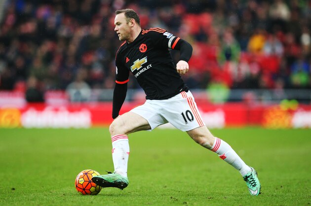 SUNDERLAND, ENGLAND - FEBRUARY 13:  Wayne Rooney of Manchester United controls the ball during the Barclays Premier m/ match between Sunderland and Manchester United at The Stadium of Light on February 13, 2016 in Sunderland, England. (Photo by Ian MacNicol/Getty images)