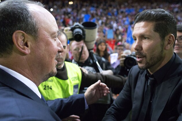 MADRID, SPAIN - OCTOBER 04:  head coach Diego Pablo Simeone (R) of Atletico de Madrid welcomes head coach Rafael Benitez (L) of Real Madrid CF during the La Liga match between Club Atletico de Madrid and Real Madrid CF at Vicente Calderon Stadium on October 4, 2015 in Madrid, Spain.  (Photo by Gonzalo Arroyo Moreno/Getty Images)