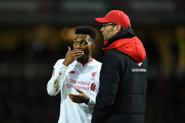 LONDON, ENGLAND - FEBRUARY 09:  Jurgen Klopp, manager of Liverpool talks to Daniel Sturridge of Liverpool during the Emirates FA Cup Fourth Round Replay match between West Ham United and Liverpool at Boleyn Ground on February 9, 2016 in London, England.  (Photo by Mike Hewitt/Getty Images)