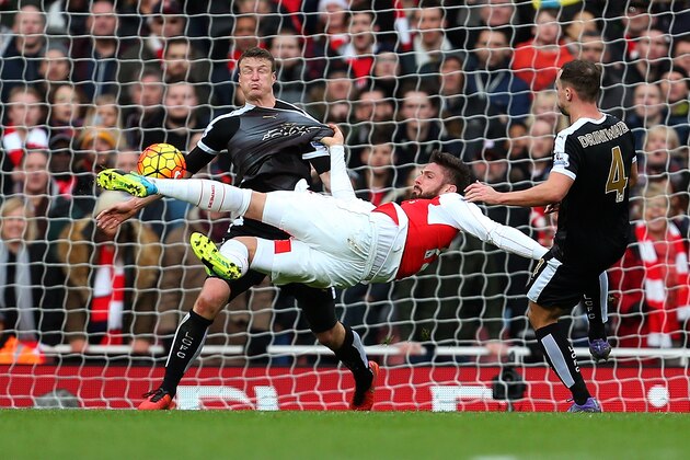 LONDON, ENGLAND - FEBRUARY 14 :  Olivier Giroud of Arsenal shoots during the Barclays Premier League match between Arsenal and Leicester City at the Emirates Stadium on February 14, 2016 in London, England.  (Photo by Catherine Ivill - AMA/Getty Images)