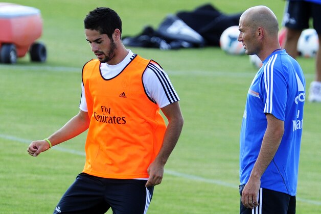 Real Madrid's midfielder Isco (L) and Real Madrid's French assistant coach Zinedine Zidane take part in the first pre-season training session at the Valdebebas training ground in Madrid on July 15, 2013.  AFP PHOTO / DOMINIQUE FAGET        (Photo credit should read DOMINIQUE FAGET/AFP/Getty Images)