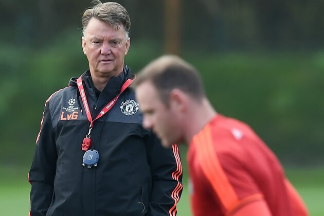 Manchester United's Dutch manager Louis van Gaal (L) watches English striker Wayne Rooney (R) work during a training session their Carrington facility in Manchester, north west England on October 20, 2015 ahead of their Champions League football match against CSKA Moscow on October 21. AFP PHOTO / PAUL ELLIS        (Photo credit should read PAUL ELLIS/AFP/Getty Images)