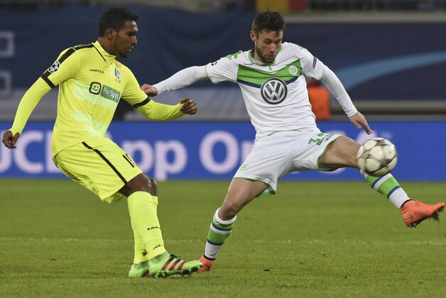 Wolfsburg's Christian Traesch, right, and Gent's Renato Neto vie for the ball during the Champions League round of 16, 1st leg soccer match between Gent and Wolfsburg at Ghelamco Arena in Ghent, Belgium, Wednesday, Feb. 17, 2016. (AP Photo/Geert Vanden Wijngaert)