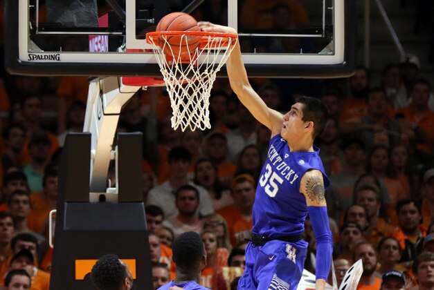 Feb 2, 2016; Knoxville, TN, USA; Kentucky Wildcats forward Derek Willis (35) dunks the ball against the Tennessee Volunteers during the first half at Thompson-Boling Arena. Mandatory Credit: Randy Sartin-USA TODAY Sports