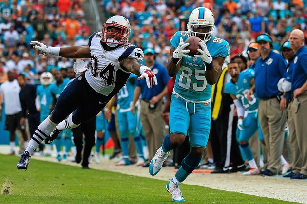 MIAMI GARDENS, FL - JANUARY 03:  Greg Jennings #85 of the Miami Dolphins catches the ball past Leonard Johnson #34 of the New England Patriots during the second quarter of the game at Sun Life Stadium on January 3, 2016 in Miami Gardens, Florida.  (Photo by Chris Trotman/Getty Images)