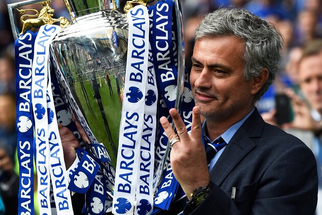 LONDON, ENGLAND - MAY 24: Jose Mourinho manager of Chelsea holds up three fingers as he celebrates with the trophy after the Barclays Premier League match between Chelsea and Sunderland at Stamford Bridge on May 24, 2015 in London, England. Chelsea were crowned Premier League champions.  (Photo by Mike Hewitt/Getty Images)