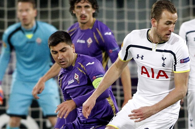 Fiorentina’s David Pizarro, left, is challenged by Tottenham's Harry Kane during a Uefa Europa League, round of 32 second leg soccer match between Fiorentina and Tottenham at the Artemio Franchi stadium in Florence, Italy, Thursday, Feb. 26, 2015. (AP Photo/Fabrizio Giovannozzi)
