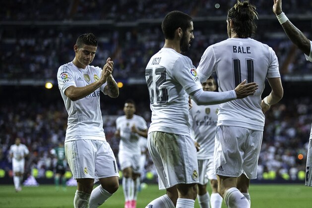 MADRID, SPAIN - AUGUST 29:  Gareth Bale (2ndR) of Real Madrid CF celebrates scoring their fifth goal with teammates James Rodriguez (L), Francisco Roman Alarcon alias Isco (2ndL) and Marcelo (R) during the La Liga match between Real Madrid CF and Real Betis Balompie at Estadio Santiago Bernabeu on August 29, 2015 in Madrid, Spain.  (Photo by Gonzalo Arroyo Moreno/Getty Images)