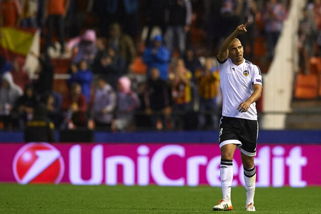 VALENCIA, SPAIN - OCTOBER 20:  Sofiane Feghouli of Valencia celebrates scoring his team's first goal during the UEFA Champions League Group H match between Valencia CF and KAA Gent at the Estadi de Mestalla on October 20, 2015 in Valencia, Spain.  (Photo by Manuel Queimadelos Alonso/Getty Images)